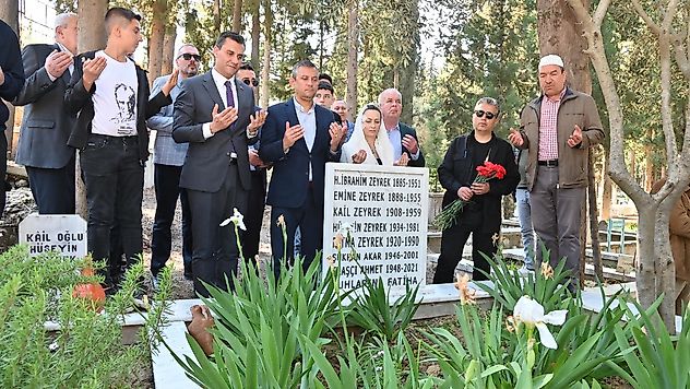CHP Genel Başkanı Özel, Başkan Zeyrek İle Manisa'da Kabir Ziyaretleri Yaptı