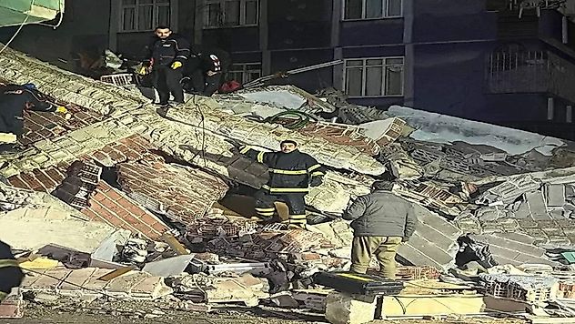 Deprem Türkiye'yi herkesi yasa boğdu