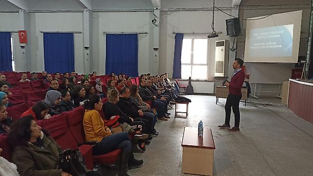 İlçemizde Aile Okulu Eğitici Eğitimleri Başladı
