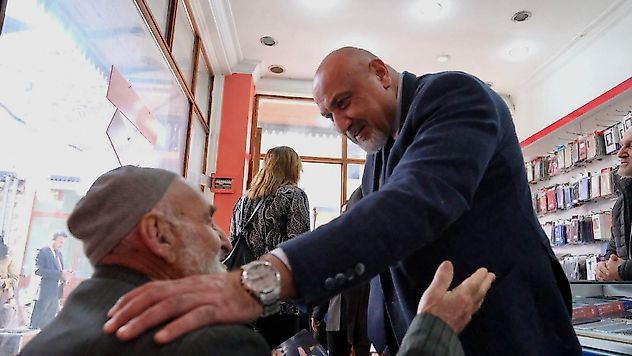 İYİ Partili Özcan'ı vatandaşlar bağrına bastı