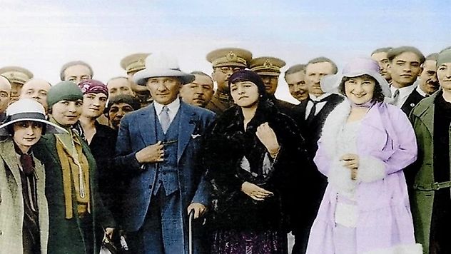 Kadınlarımızın bugününü en samimi duygularla tebrik ediyoruz