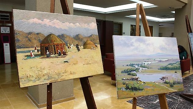 Kazak sanatçıların eserleri üniversite kampüsünde sergileniyor