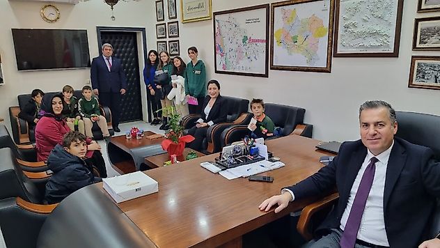 Kocatürk Ortaokulu Öğrencilerinden Kaymakam Kapankaya İle Sosyal Yardımlaşma Ve Dayanışma Vakfına Ziyaret