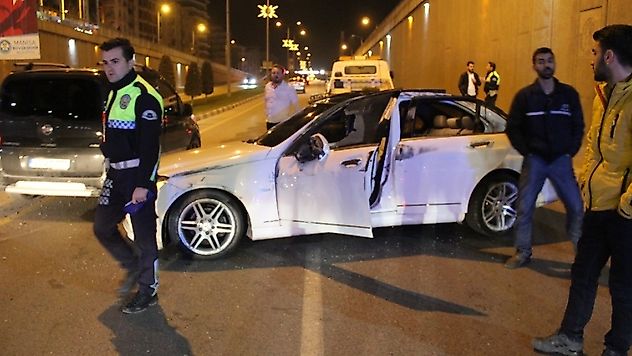 KÖPRÜLÜ KAVŞAĞI ALT GEÇİTDE KAZA! 3 YARALI