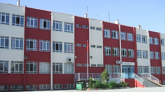 TURGUTLU'DA ÖĞRENCİLERİN YOLLARI KESİLİYOR