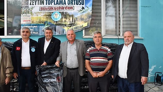 Manisa'da 30 Bin Zeytin Toplama Örtüsünün Dağıtımı Yapıldı