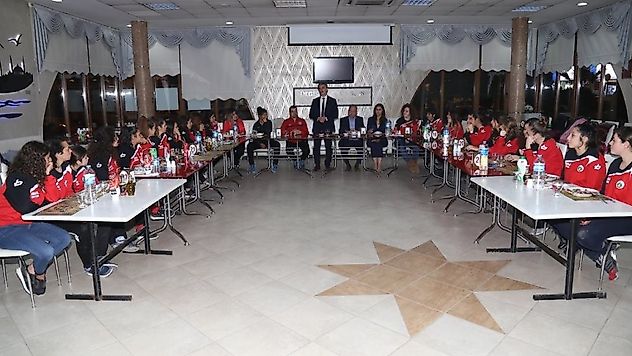 Başkan Coşkun'dan bayan futbolculara destek yemeği