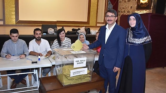 Başkan Çelik ailesi ile birlikte oyunu kullandı