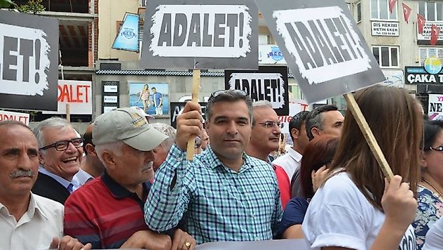 CHP'DEN 2 DAKİKALIK HAREKETSİZ EYLEM