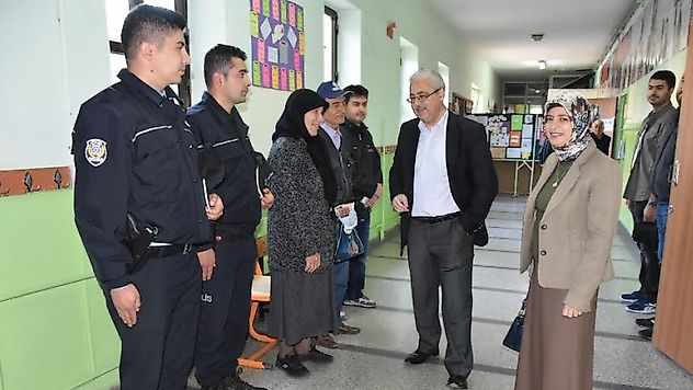 VALİ GÜVENÇER VE EŞİ FATMA DİLEK GÜVENÇER OYLARINI GAZİ İLKOKULUNDA KULLANDI