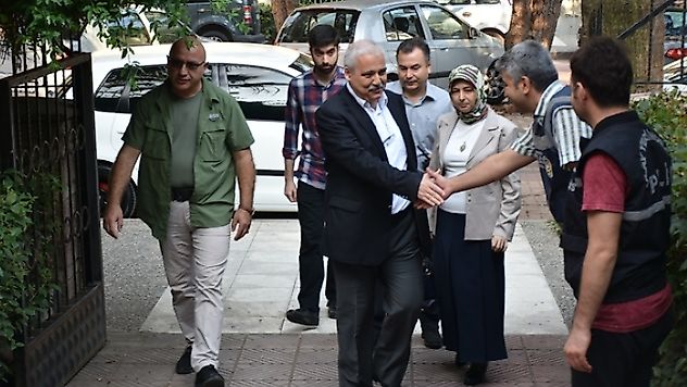Vali Güvençer ve Ailesi Gazi İlkokulunda kullandı