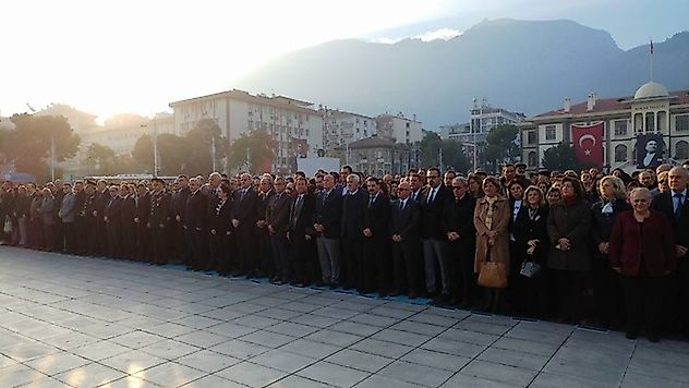 Manisa Atasına Selam Durdu