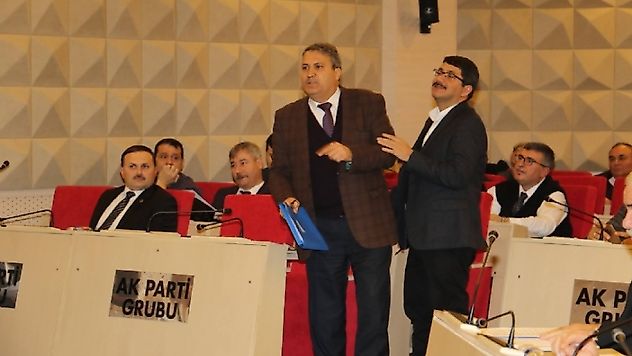 MANİSA BÜYÜKŞEHİR MECLİSİ'NDE ÇERÇİ KRİZİ