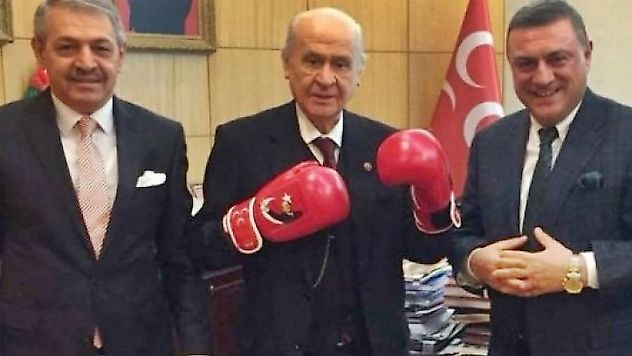 Devlet Bahçeli boks eldivenlerini giydi