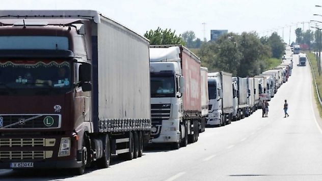Kabıkule'de tır kuyruğu oluştu