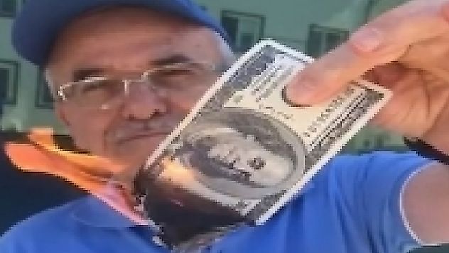 100 doları yakan adam fenomen oldu