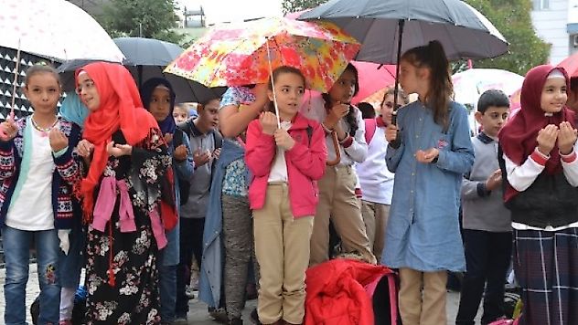 Ortaokul öğrencileri 'şemsiyeni de al gel'