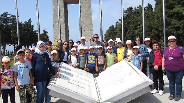 Saruhanlı Belediyesi Azimli Mahallesi Ortaokulu öğrencilerini Çanakkale'ye geziye götürdü