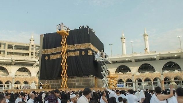 Kabe'nin örtüsünü değiştirdiler