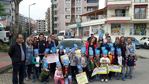 ÇOCUKLAR POLİS MEMURLARINI AĞIRLADI