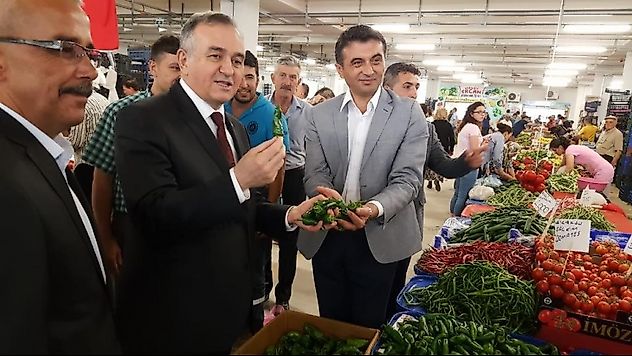 Erkan AkçayİYİ Partinin para kaynaklarının nereden geldiği belli değil.