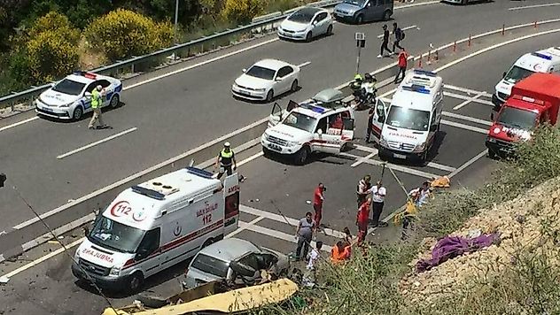 23 ölü, 11 yaralı, Tur otobüsü devrildi