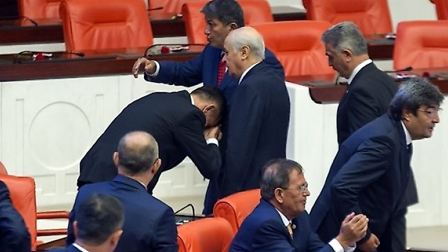 Bahçeli, İYİ Parti Milletvekili Hayati Arkaz'ı MHP'ye Davet Etti