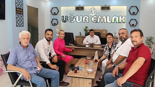 Turgutlu'da Uğur Emlak görkemli bir açılışla Faaliyete Girdi