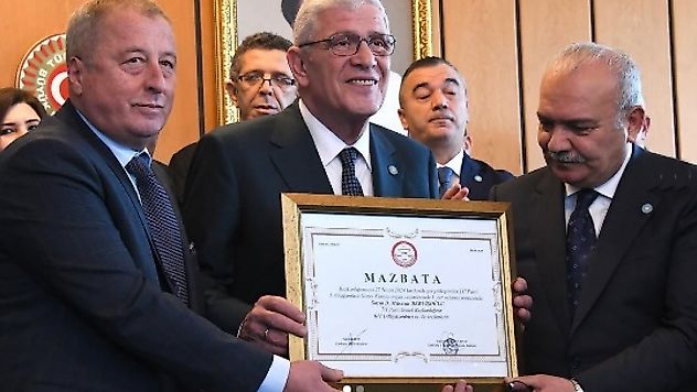 Müsavat Dervişoğlu, mazbatasını aldı