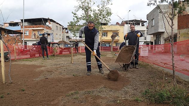 Park ve Bahçeler Müdürlüğü Ekipleri Çalışmalarına Devam Ediyor