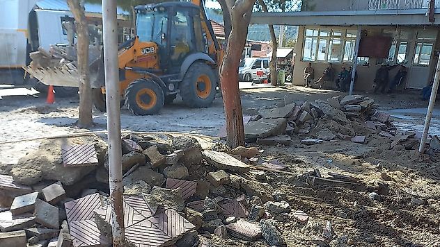 Saruhanlı Belediyesi, Kemiklidere Mahalle Meydanı'nı Yeniliyor
