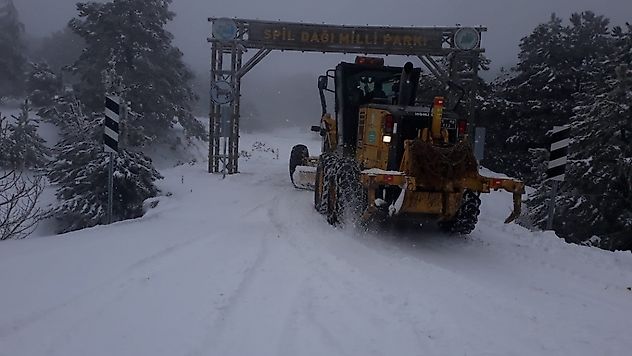 Spil Dağı'nda Karla Büyük Mücadele