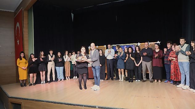 Tiyatroseverlerden 'Yakından Kumanda 2'ye Yoğun İlgi