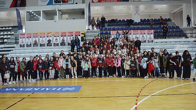Turgutlu Belediyesi Kadın Voleybol Takımı Sezonu Galibiyetle Noktaladı