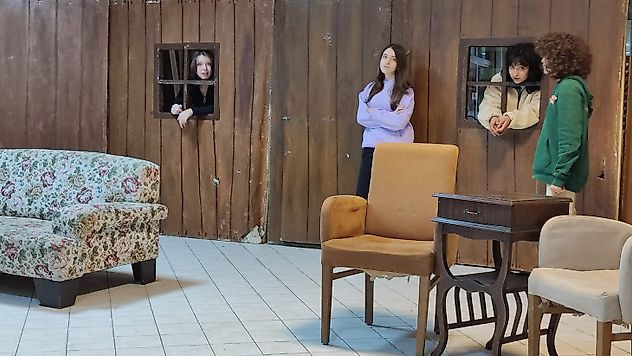 Turgutlu Belediyesi Lise Tiyatro Grubu Yılmaz Erdoğan'ın 'Sen Hiç Ateş Böceği Gördün Mü?' Oyunuyla Sahnede