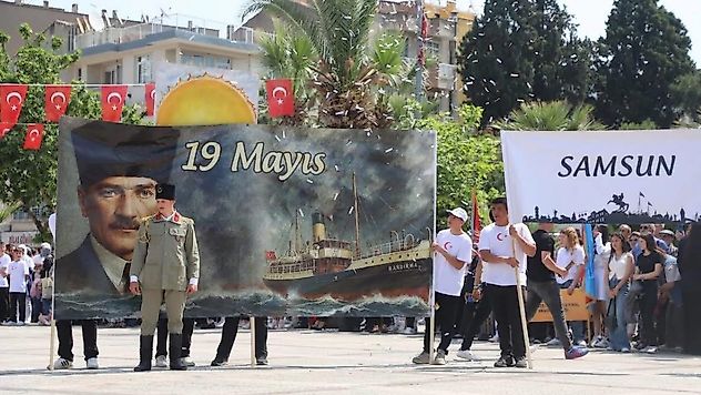 Turgutlu'da 19 Mayıs Coşkusu: Gençlik Yürüdü, Atatürk'e Selam Durdu