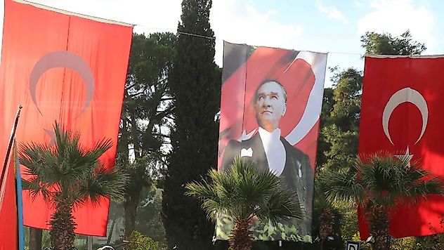 Turgutlu'da, Ata'ya saygı duruşu siren ve top atışıyla başladı