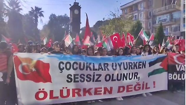 Turgutlu'da 'Dünya Şehit Çocuklar Gününde Filistin İçin Yürüyüş Düzenlendi