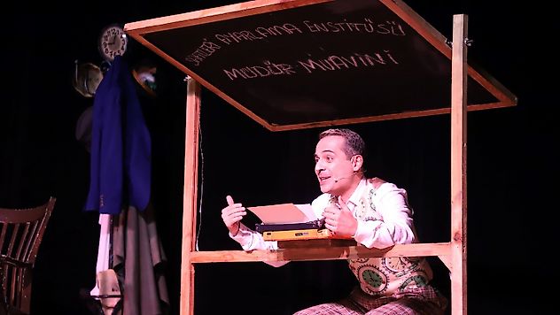 Turgutlu'da 'Saatleri Ayarlama Enstitüsü' Oyunu Büyük Beğeni Topladı