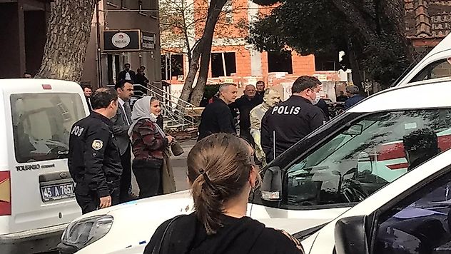 Turgutlu Kaymakamlığı önünde kendini yaktı