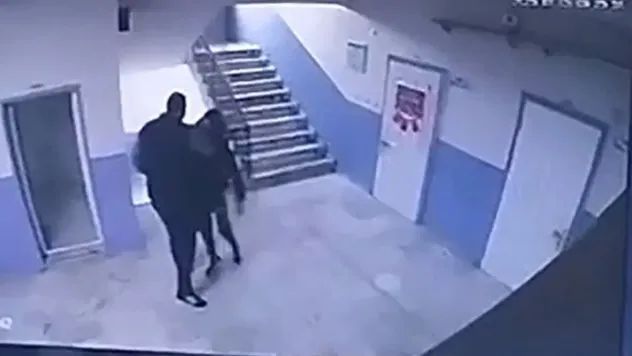 Turgutlu'da Skandal: Müdür, otizmli öğrenciyi merdivenlerden aşağıya attı!