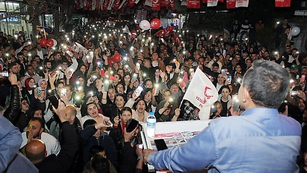Yeniden Refah Partisi Turgutlu Belediye Başkan Adayı Mustafa Serhat Orhan, seçim çalışmaları için Acarlar mahallesindeydi