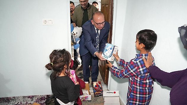 Başkan Çetin Akın Çocukları Sevindirdi