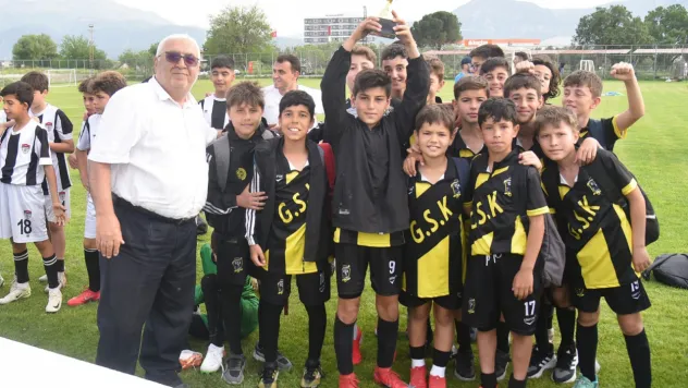 Yunusemre Belediyesi 23 Nisan Futbol Turnuvası'nda Kupalar Sahiplerini Buldu