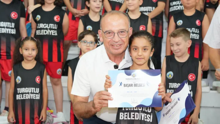 Geleceğin Basketbolcuları Başarı Belgelerini Başkan Akın’ın Elinden Aldı