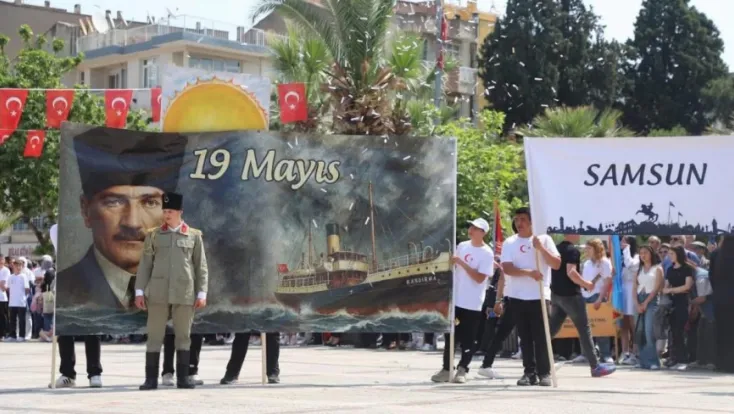 Turgutlu’da 19 Mayıs Coşkusu: Gençlik Yürüdü, Atatürk’e Selam Durdu