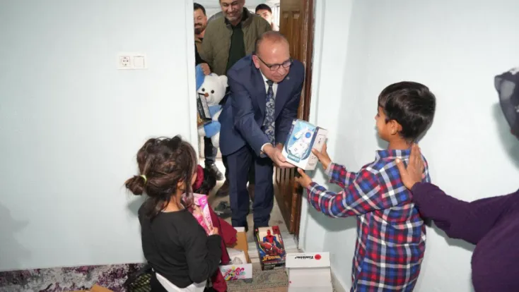 Başkan Çetin Akın Çocukları Sevindirdi