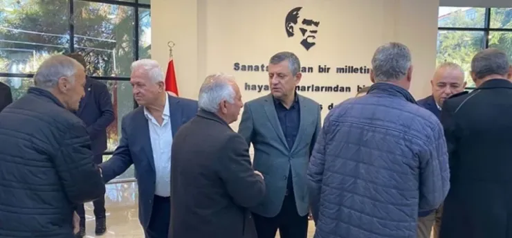 CHP lideri Özel, Manisa'da Durbay ailesinin taziye kabulüne katıldı