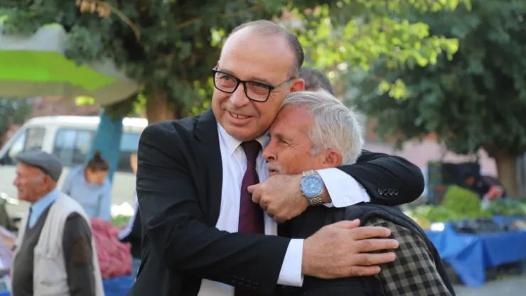Başkan Akın: 'İktidarın ve büyükşehir belediyesinin desteği olmadan modern pazar yerini Turgutlu'muza kazandırıyoruz