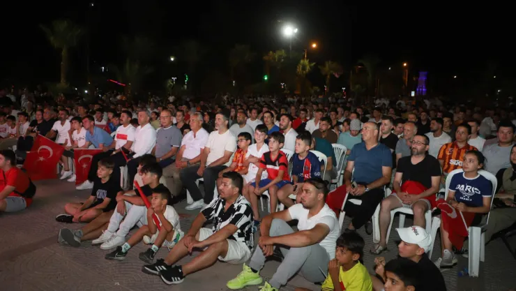 Başkan Akın, Milli Maçı Vatandaşlarla Dev Ekranda İzledi